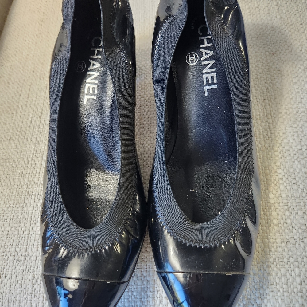 CHANEL Black and patent leather heels